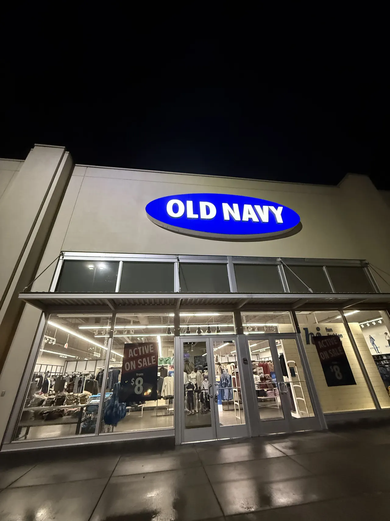 Old Navy storefront and entrance at Union Gap